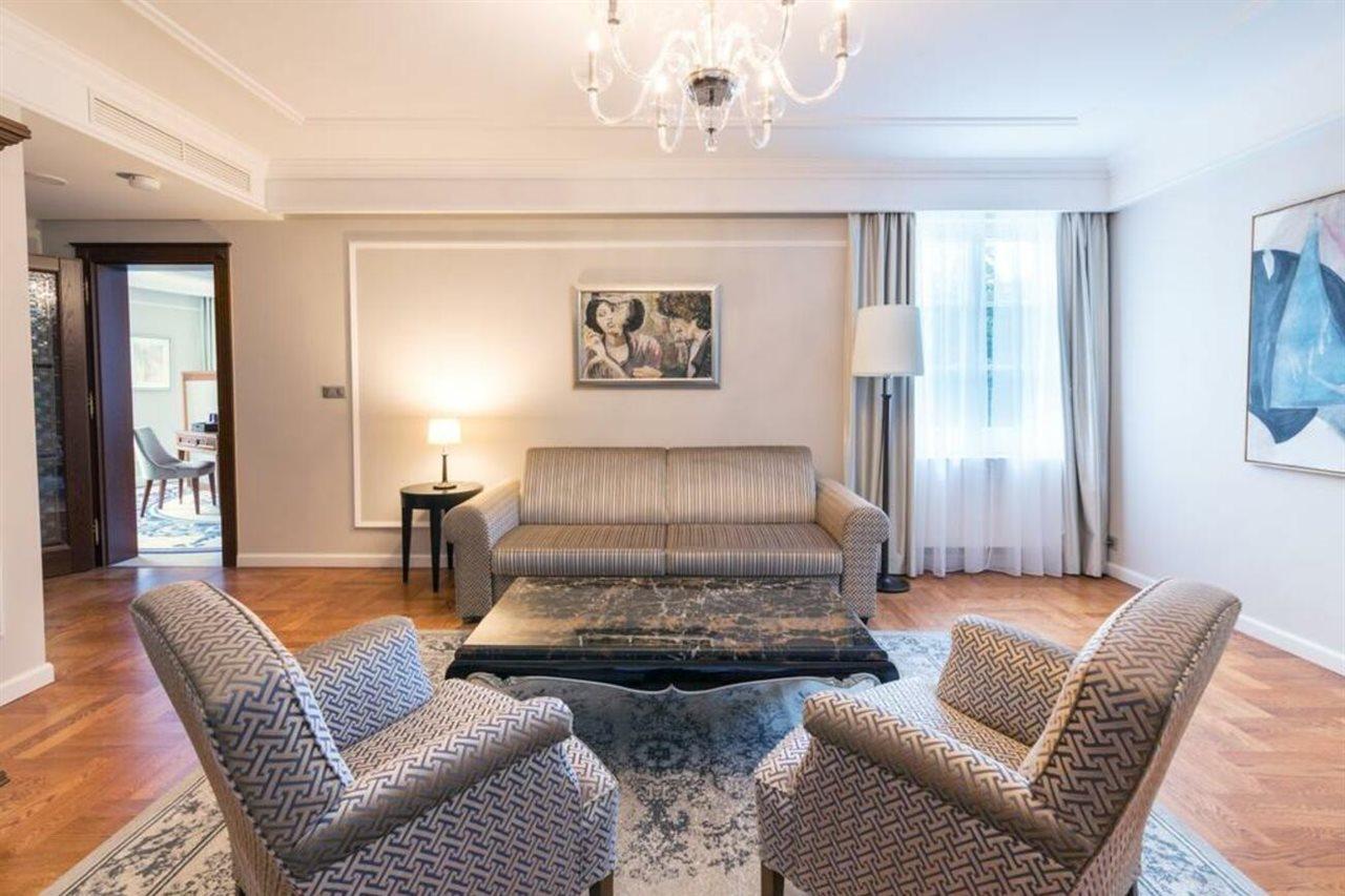 Palace Art Hotel Pezinok Buitenkant foto