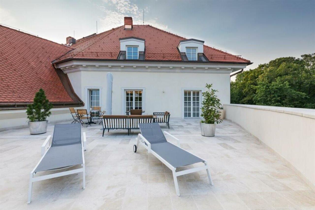 Palace Art Hotel Pezinok Buitenkant foto