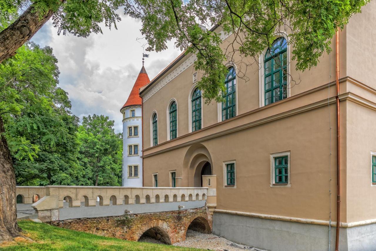 Palace Art Hotel Pezinok Buitenkant foto
