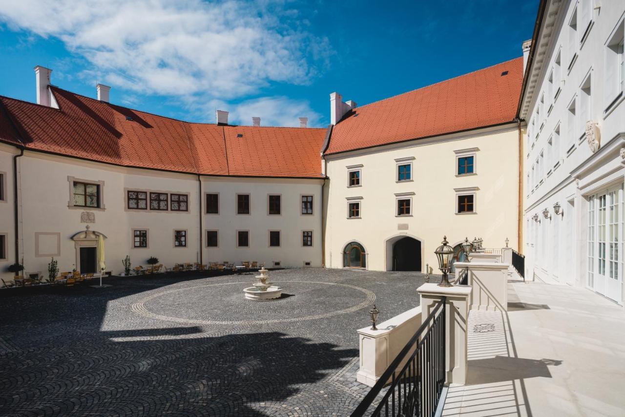Palace Art Hotel Pezinok Buitenkant foto