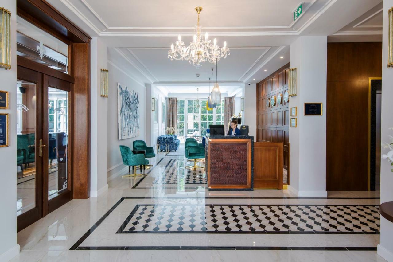 Palace Art Hotel Pezinok Buitenkant foto