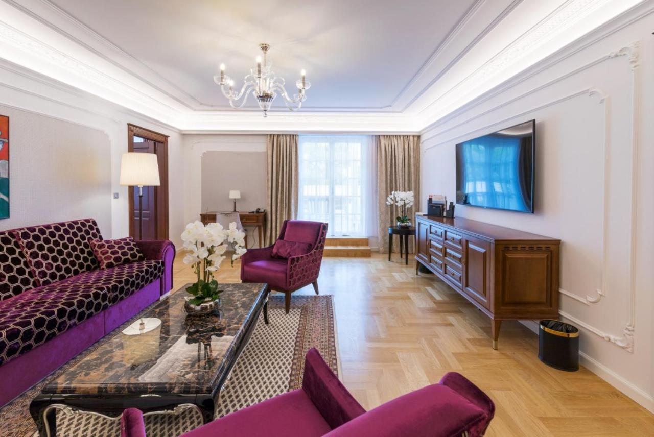 Palace Art Hotel Pezinok Buitenkant foto
